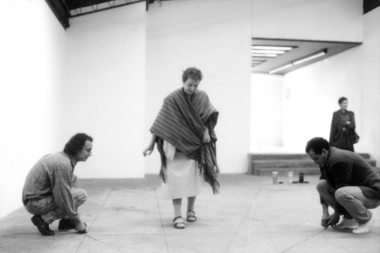 María Teresa Hincapié trazando su línea en el piso de Gaula. Fotografía, cortesía de Carlos Salas.